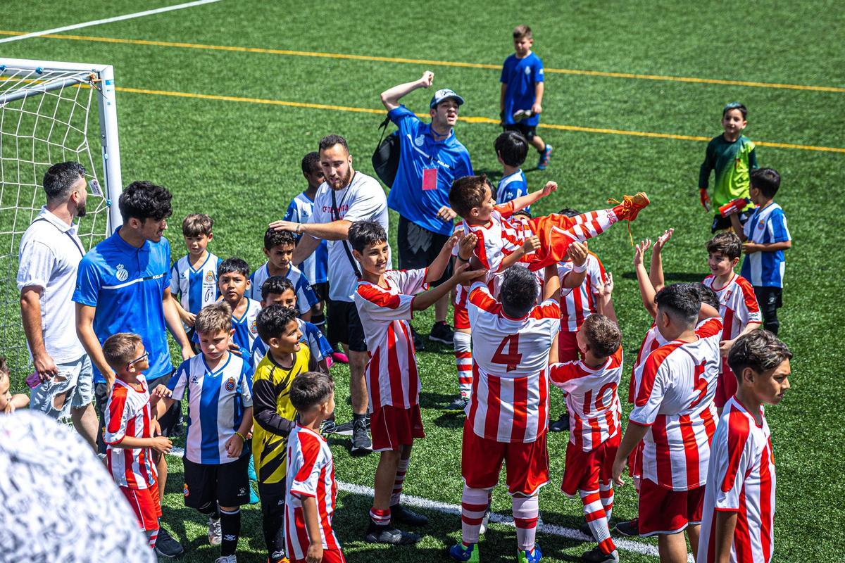 La Mina celebra su primera Champions infantil