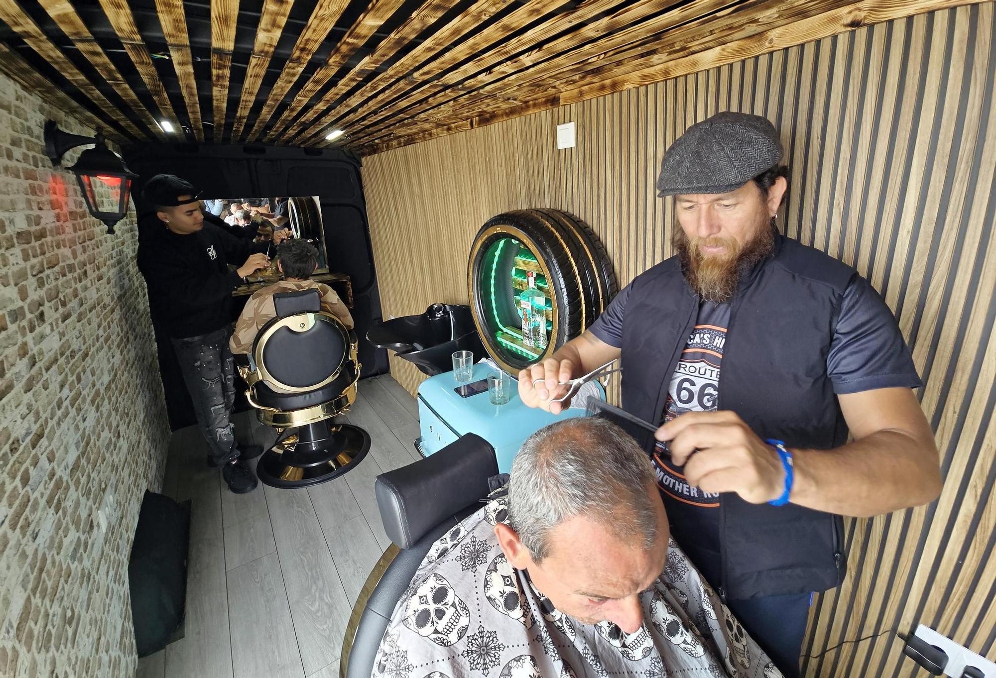 La única barbería móvil en Galicia, creada por Juan Carlos, atendiendo a clientes con su ayudante peluquero Kevin en Samil
