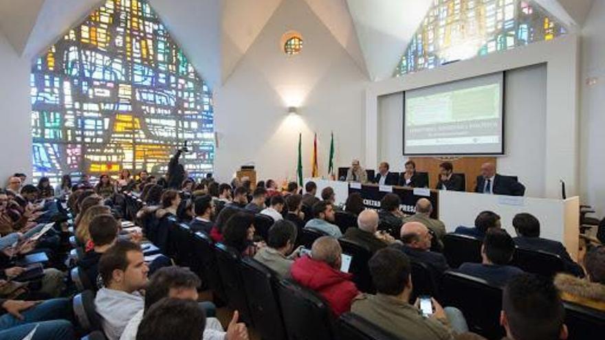 Un foro pone en contacto a universitarios y empresarios