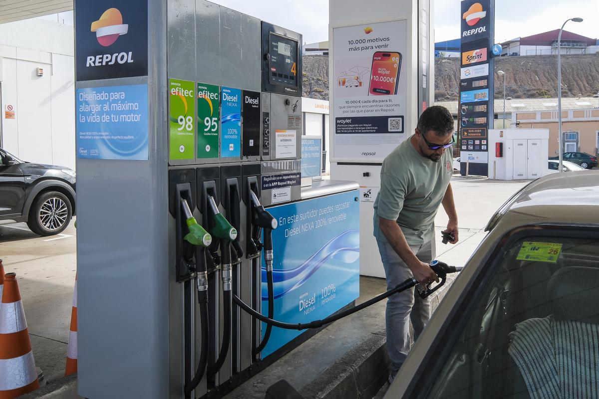 Un conductor pone gasolina en una estación de servicio de las Islas.