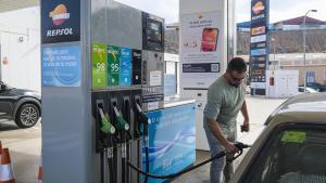 Un conductor pone gasolina en una estación de servicio de las Islas.