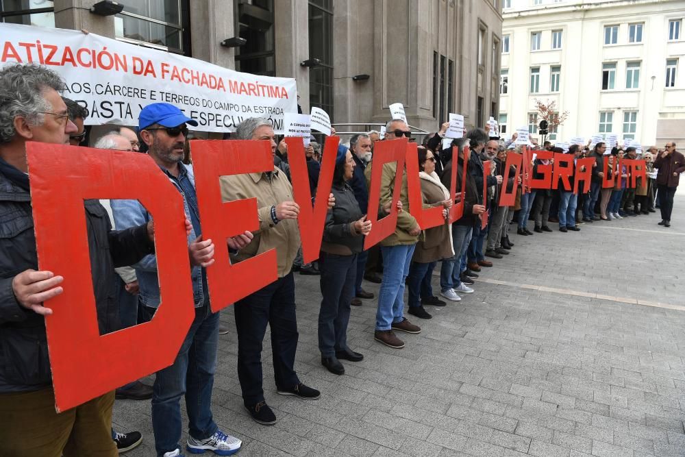 Manifestación contra la venta de los muelles