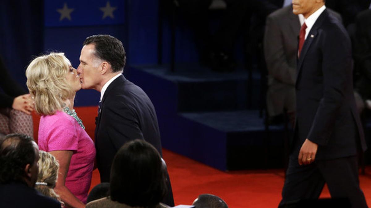 Mitt Romney besa a su esposa, ante Barack Obama, anoche, al final del debate presidencial.