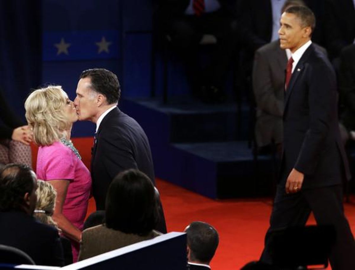 Mitt Romney fa un petó a la seva dona, davant Barack Obama, ahir a la nit, al final del debat presidencial.