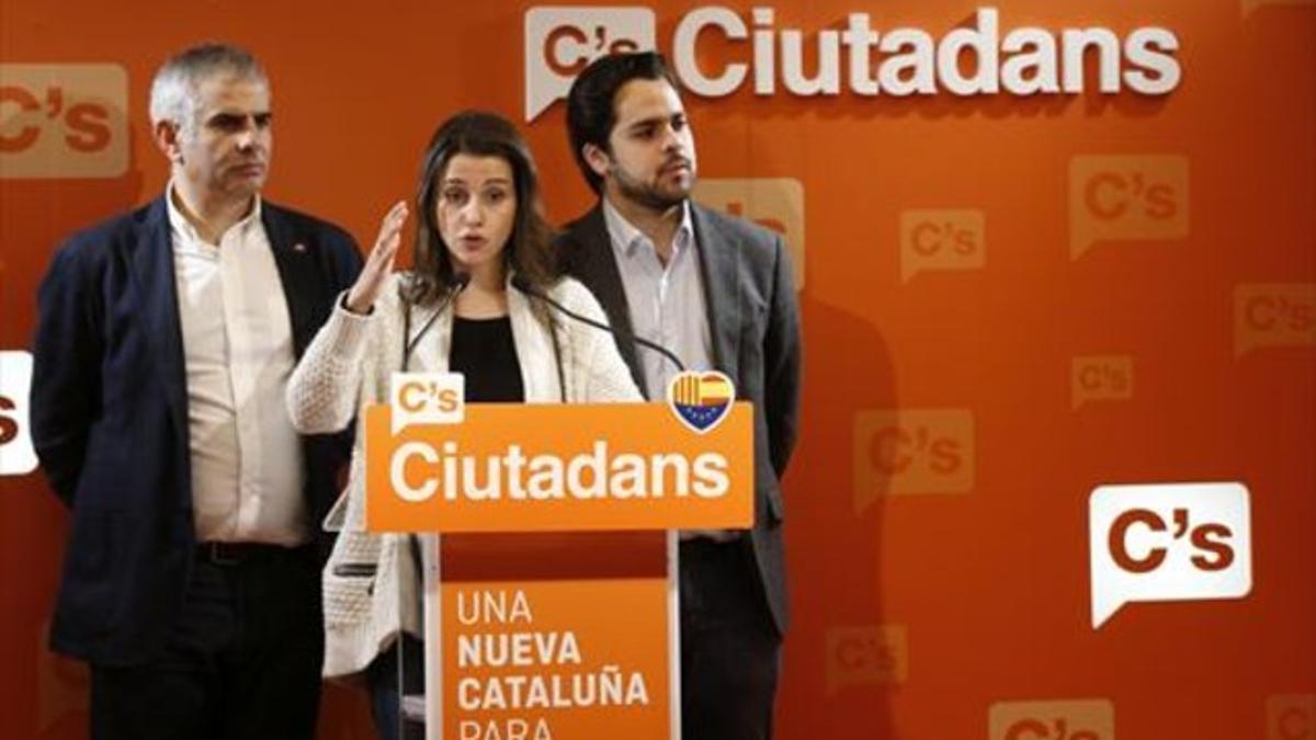 Inés Arrimadas, de Ciudadanos, y los diputados Carlos Carrizosa (izquierda), y Fernando de Páramo, ayer.