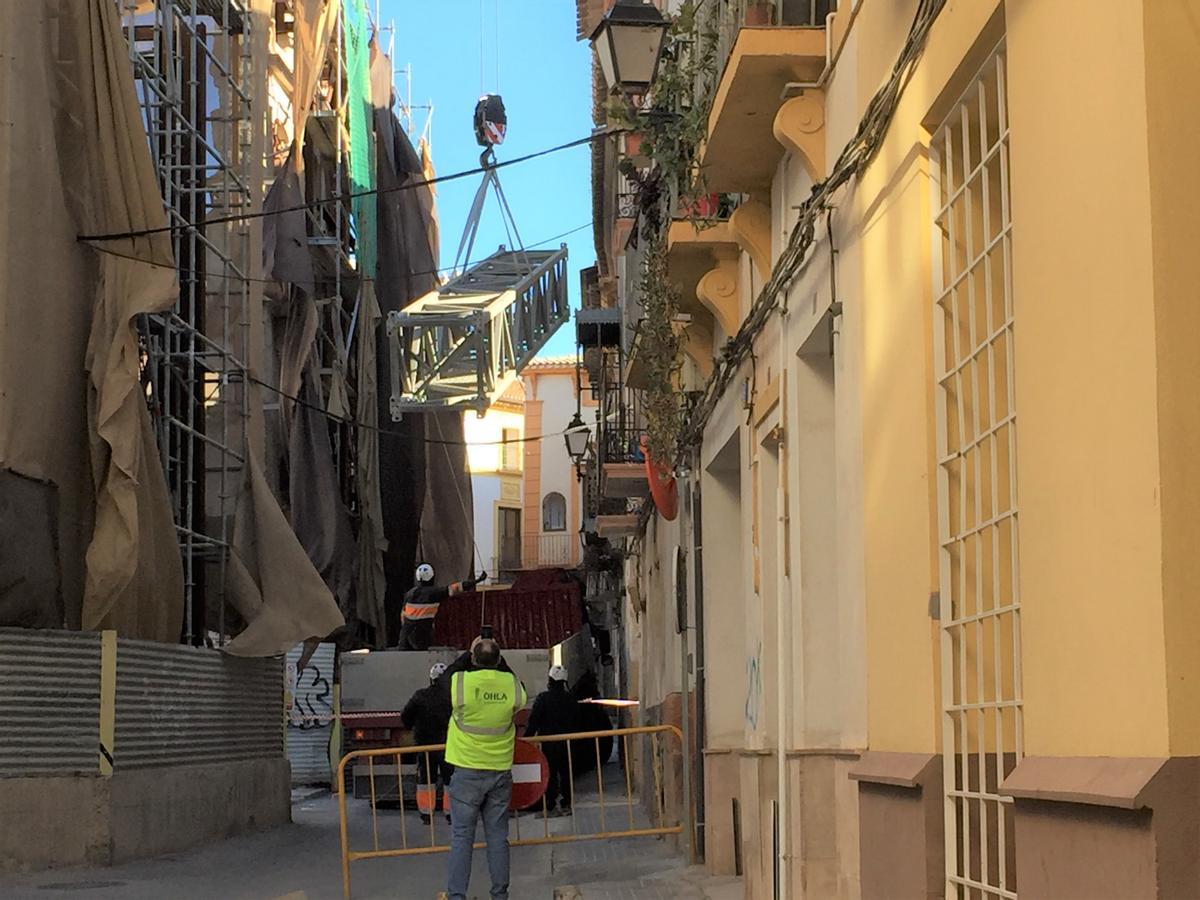 Los trabajos están siendo complejos por la estrechez que plantea la calle Selgas por el andamio que sostiene las fachadas ‘apedadas’ del solar donde se ejecutarán las obras.