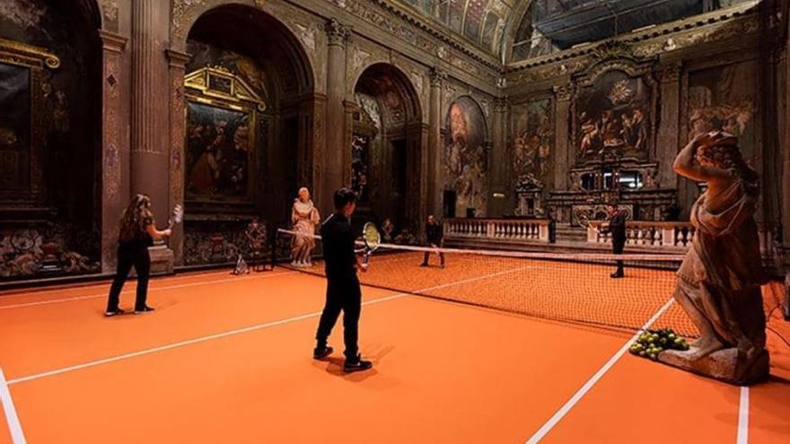 Un artista instala una pista de tenis en una iglesia de Milán