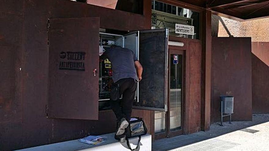 Un operari treballant ahir per resoldre la primera avaria de l&#039;ascensor