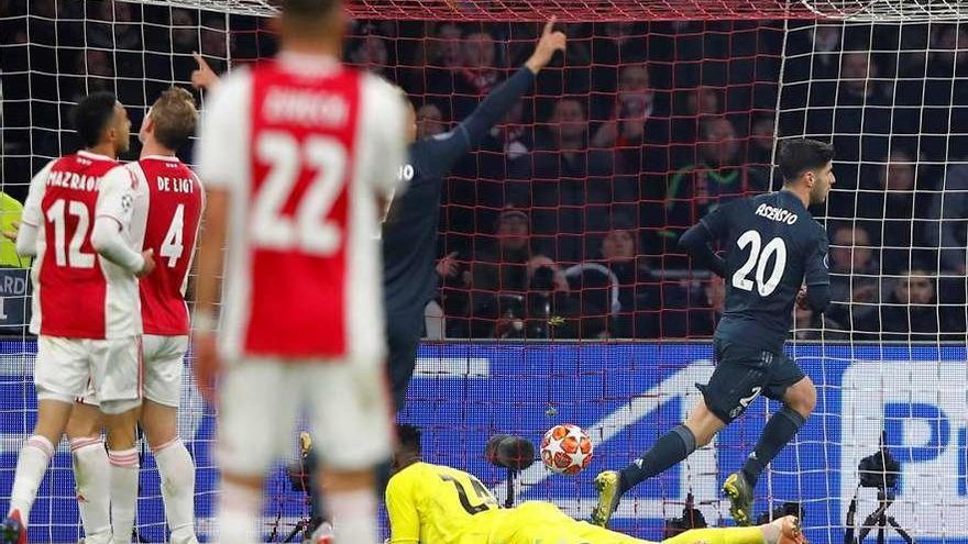 Asensio (20) corre tras anotar el segundo gol en el partido de ayer ante el Ajax.