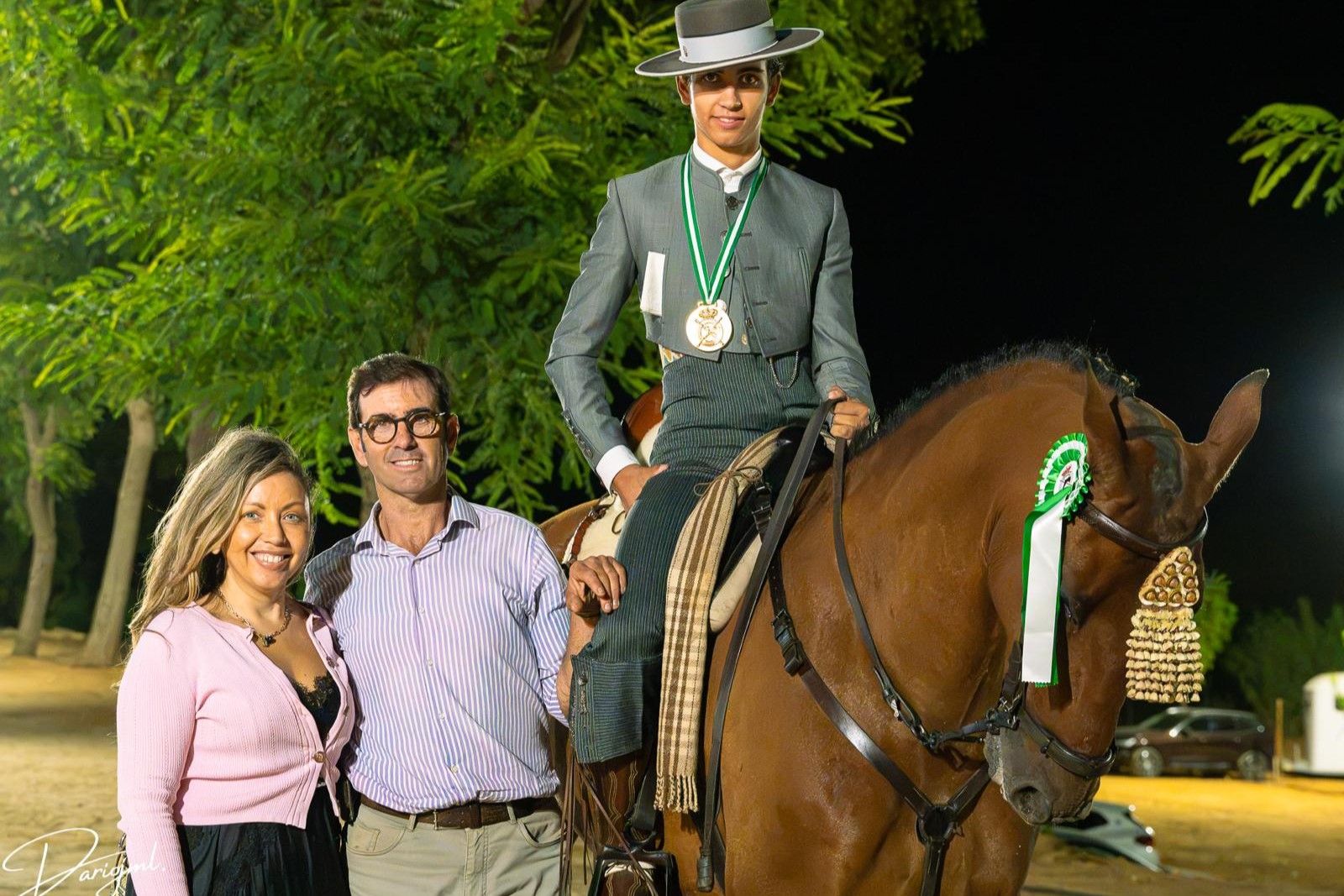 El campeón Mario Gómez, a lomos de aventura, junto a sus padres