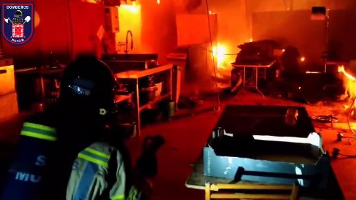 Los bomberos trabajan en el incendio de la barraca en Murcia.