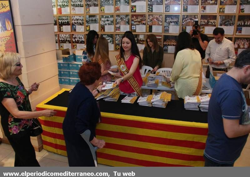 GALERÍA DE FOTOS -- Vila-real reparte el programa de fiestas de Sant Pasqual