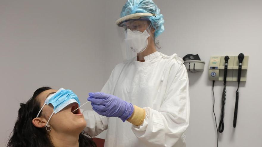 Pruebas PCR en centro salud en el Hospital del Vinalopó