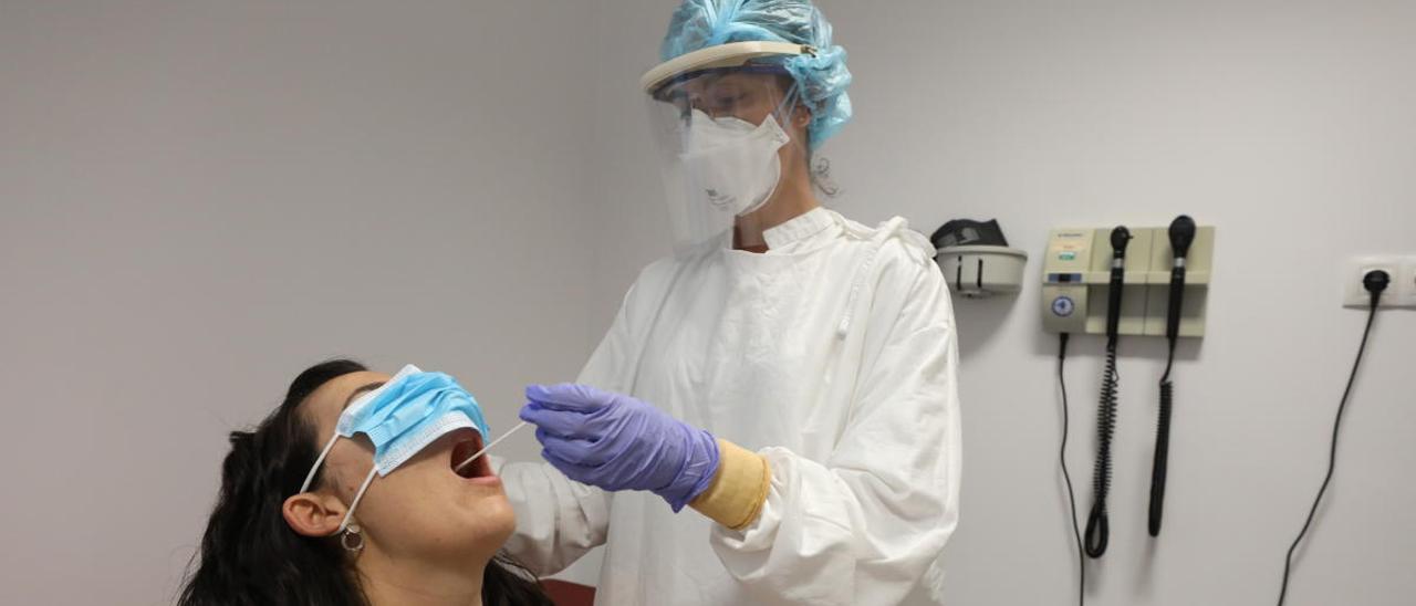 Pruebas PCR en centro salud en el Hospital del Vinalopó