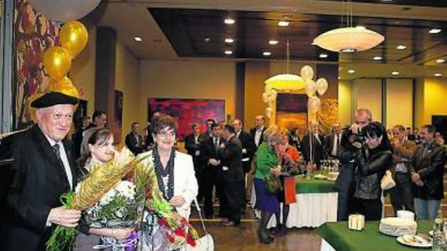 Rufino Roces y la alcaldesa de Langreo muestran el diploma acreditativo del título de «Ciudadano ejemplar».