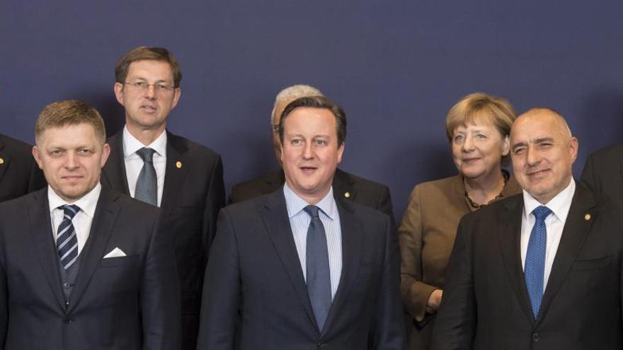 David Cameron (c), posa para una foto de &quot;familia&quot;.
