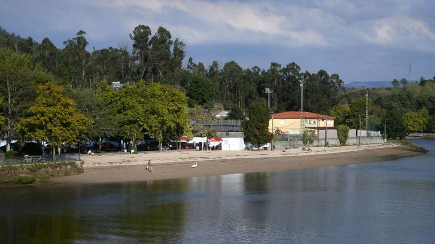 Vecinos de Ponte Sampaio reclaman aseos, balizas y socorristas en su playa