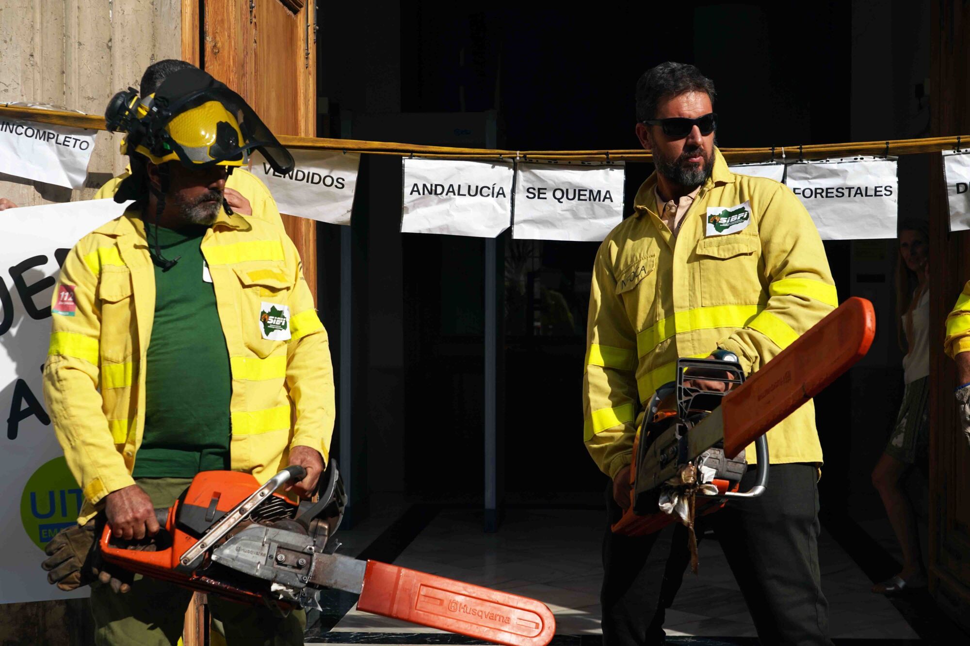 Los bomberos del Infoca se manifiestan en Málaga: 'Nuestros derechos se luchan y se defienden', convocada por CGT, CCOO, UITA, CSIF, SIBFI y Movimiento Infoca, por las precarias condiciones del servicio de extinción 