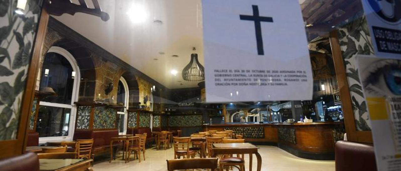 La histórica cafetería Carabela de Pontevedra, con un cartel que denuncia el cierre de la hostelería.   | // GUSTAVO SANTOS