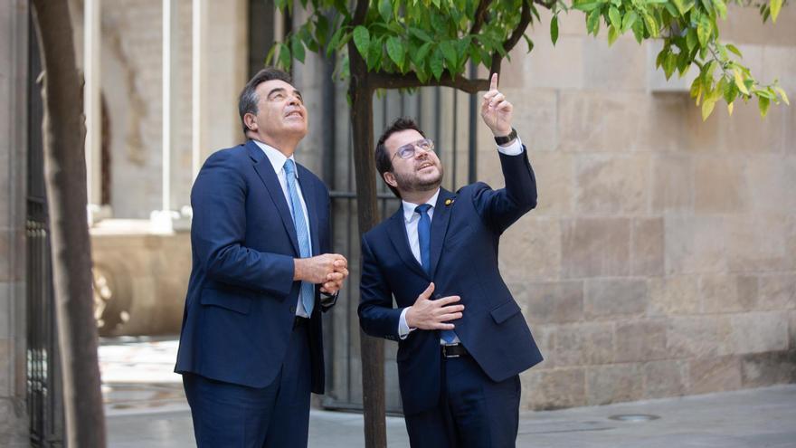 Imagen de archivo del vicepresidente de la Comisión Margaritis Schinas y el presidente Pere Aragonès.