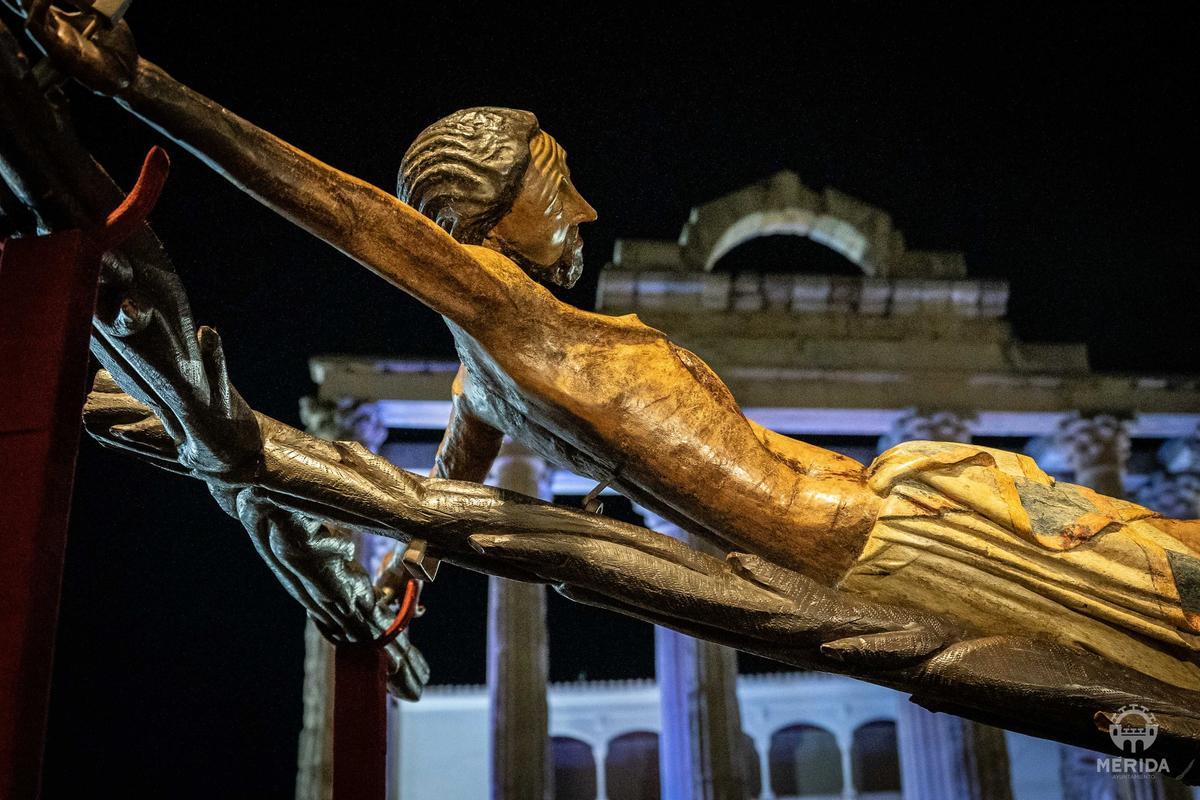 Fotogalería | Mérida se estremece con un multitudinario Vía Crucis en el Anfiteatro Romano