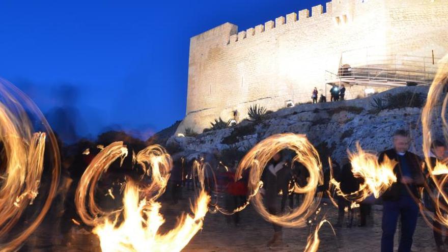 Rondando las fallas de fuego en el castillo de Petrer