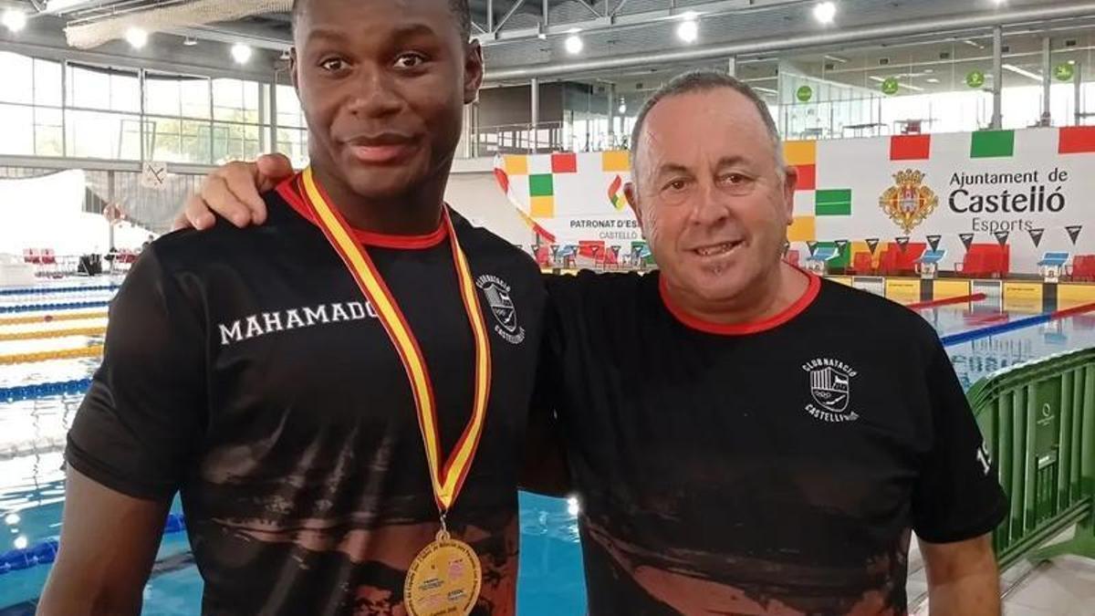 Mahamadou Dambelleh, amb la medalla d’or, i el tècnic Pere Vilà.