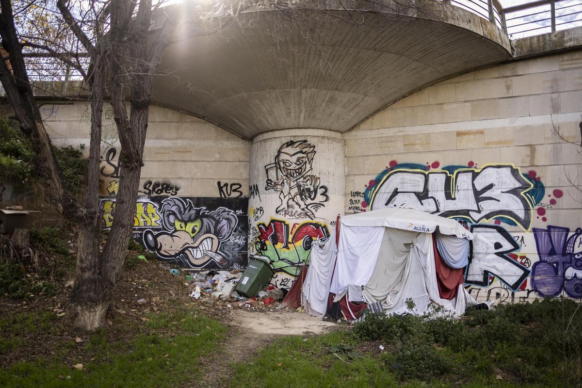 Personas sin hogar duermen bajo un puente en Zaragoza.