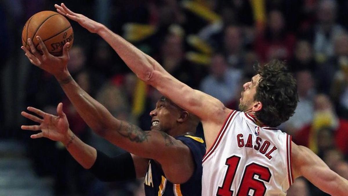 Pau Gasol disputa el balón a David West, de Indiana Pacers