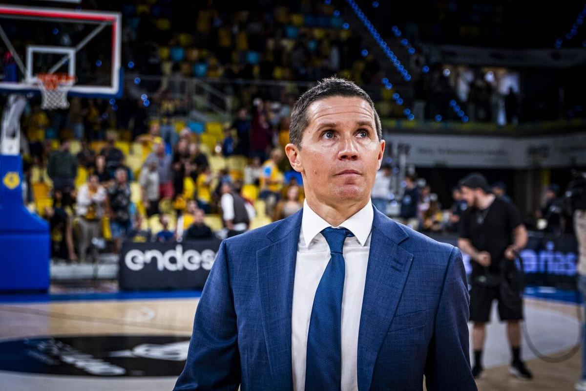 Jaka Lakovic mira hacia la grada tras el duelo ante el Río Breogán en el Arena.