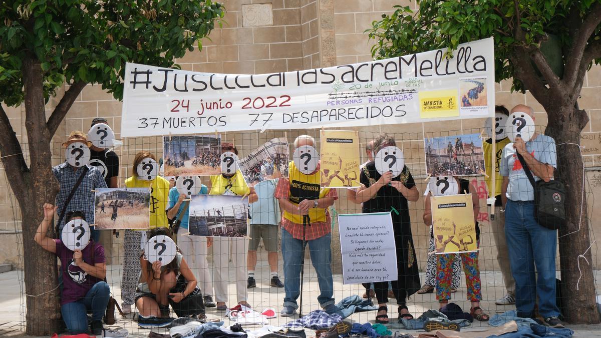 Vídeo | 'Performance' para evitar que las víctimas de Melilla no caigan en el olvido