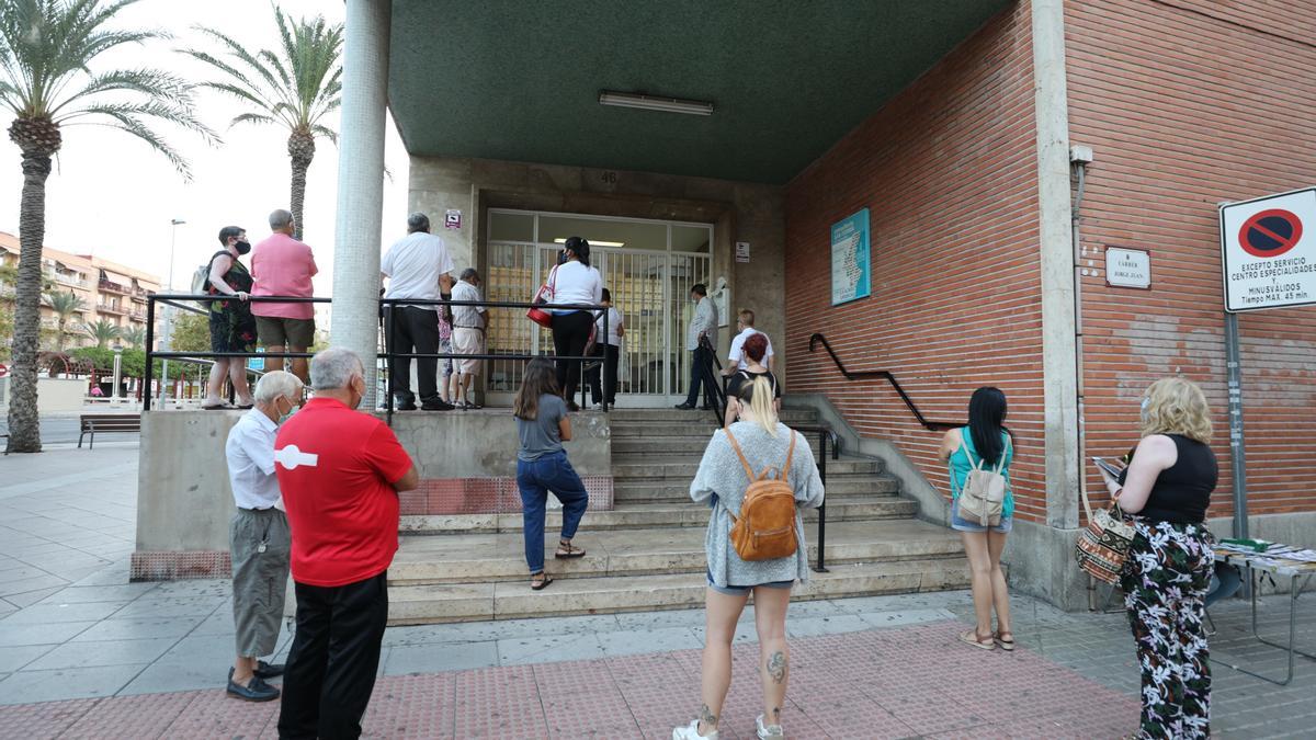 Pacientes a la espera de ser atendidos en un centro de salud