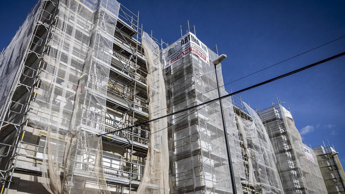 Varios bloques cubiertos durante las obras de mejora de sus fachadas, en Balsas Ebro Viejo.