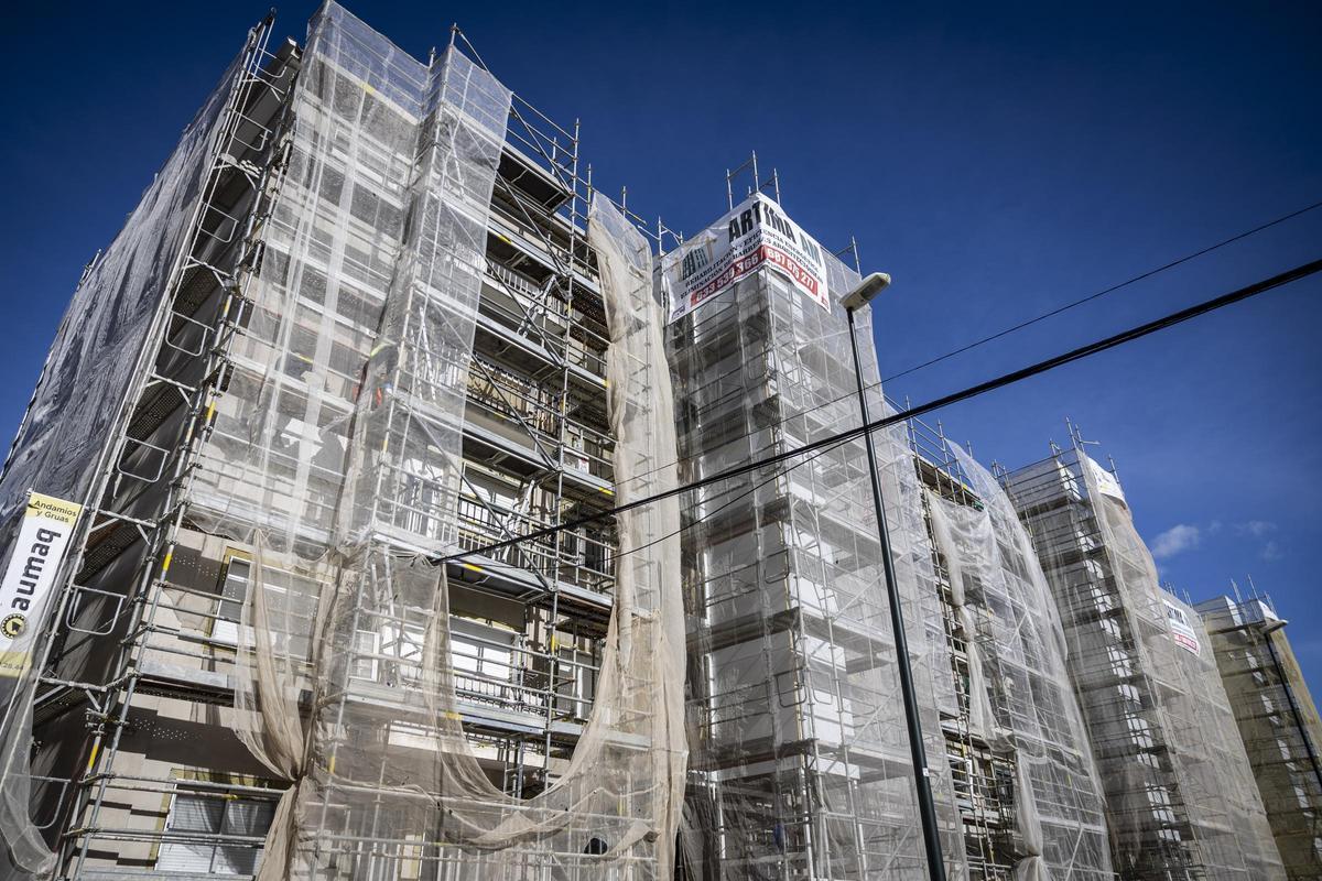Varios bloques cubiertos durante las obras de mejora de sus fachadas, en Balsas Ebro Viejo.