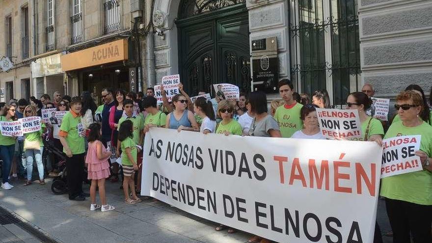 Concentración en defensa de Elnosa ante el Concello de Pontevedra. // Rafa Vázquez