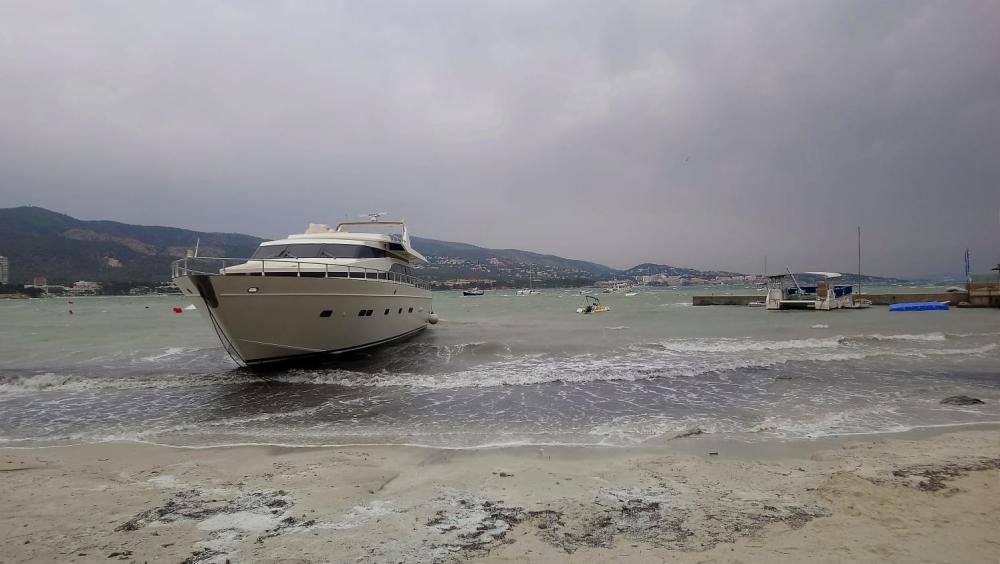 El temporal deja varios barcos varados en Son Maties