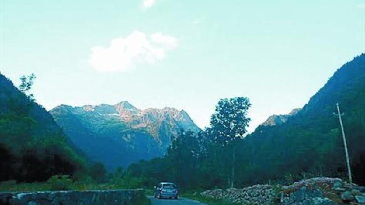 Imágenes de los efectos del 'viento de España' en el valle de Arties y en la cima de unos de los picos más populares del Vall d'Aran, el Montardo.