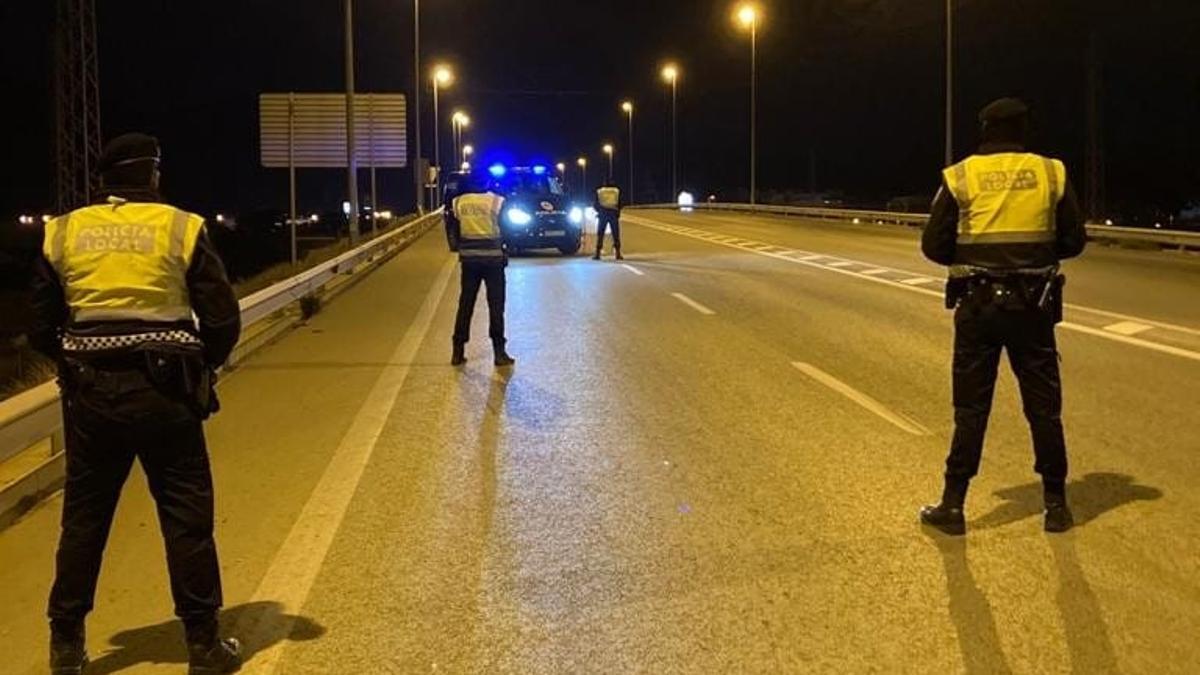 Control policial en la vía que une la autovía del Mediterráneo con la de Águilas.