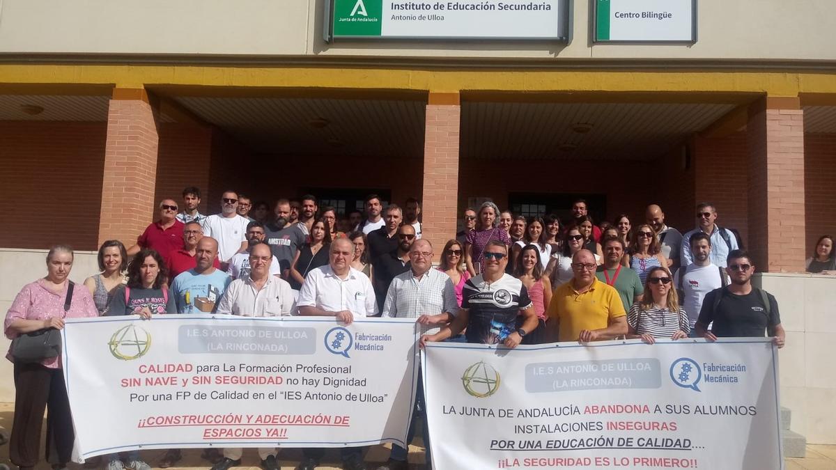 Protesta a las puertas del IES Antonio de Ulloa (La Rinconada, Sevilla) reclamando la construcción e instalación de los espavios del centro