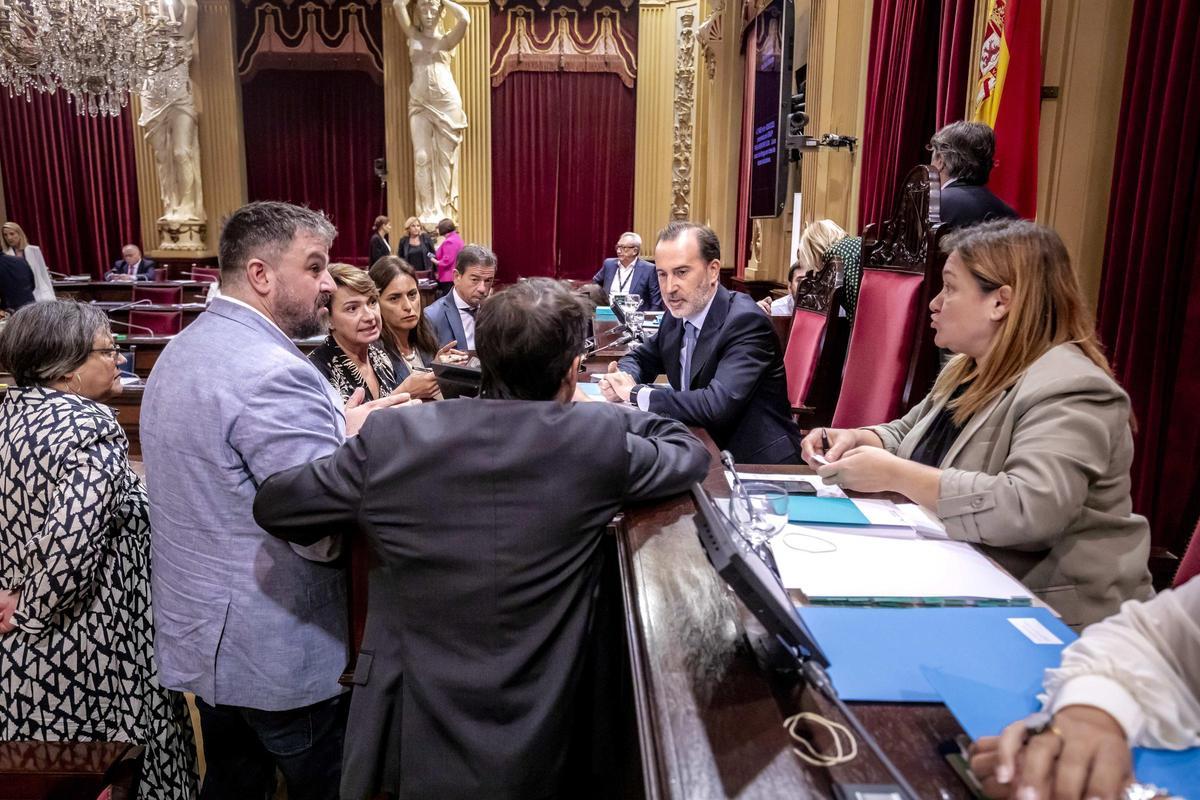 El presidente del Parlament balear, Gabriel Le Senne, a la derecha, conversa con diversos diputados.