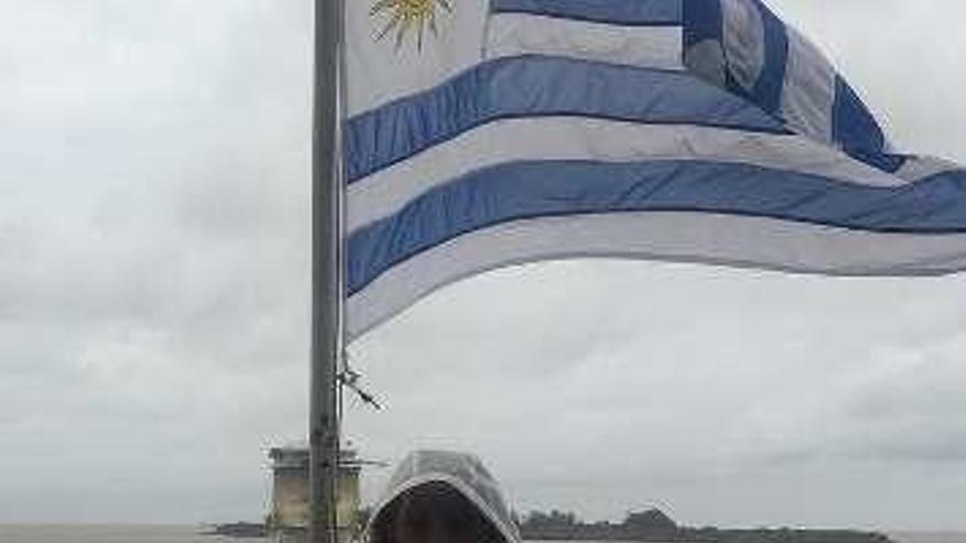 Ana Villanueva, en un barco en el Río de la Plata.