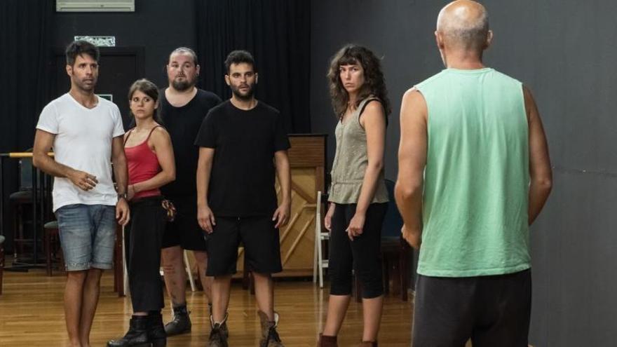 Antonio Lafuente, a la izquierda, con los actores en uno de los ensayos en la Sala Nuria Espert del Principal.