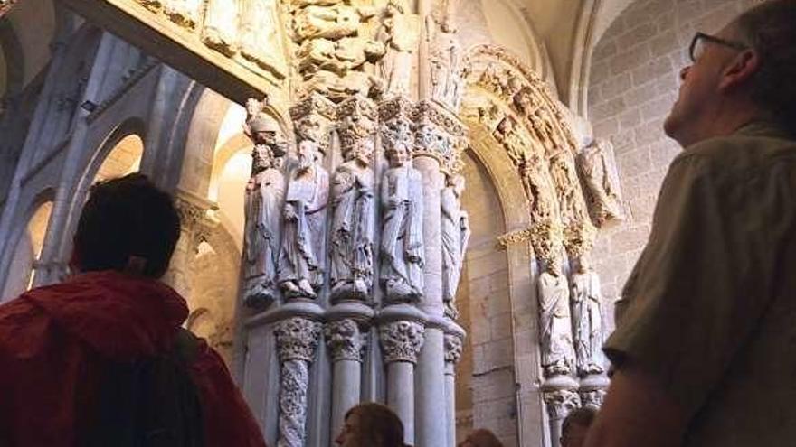 Peregrinos ante el Pórtico de la Gloria de la catedral de Santiago. // TVE