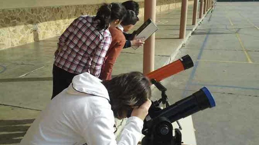 Alumnos del Virgen de la Vega observando el eclipse solar.