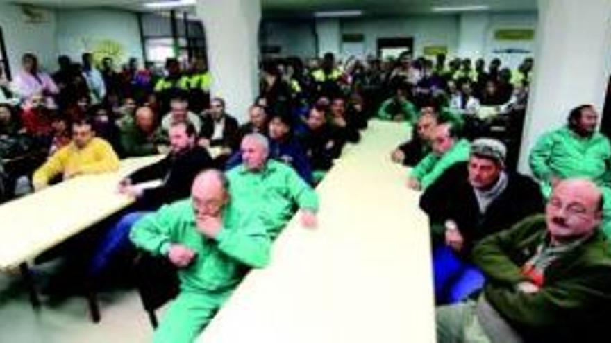 Los trabajadores municipales convocan paros y exigen que se cumpla el catálogo