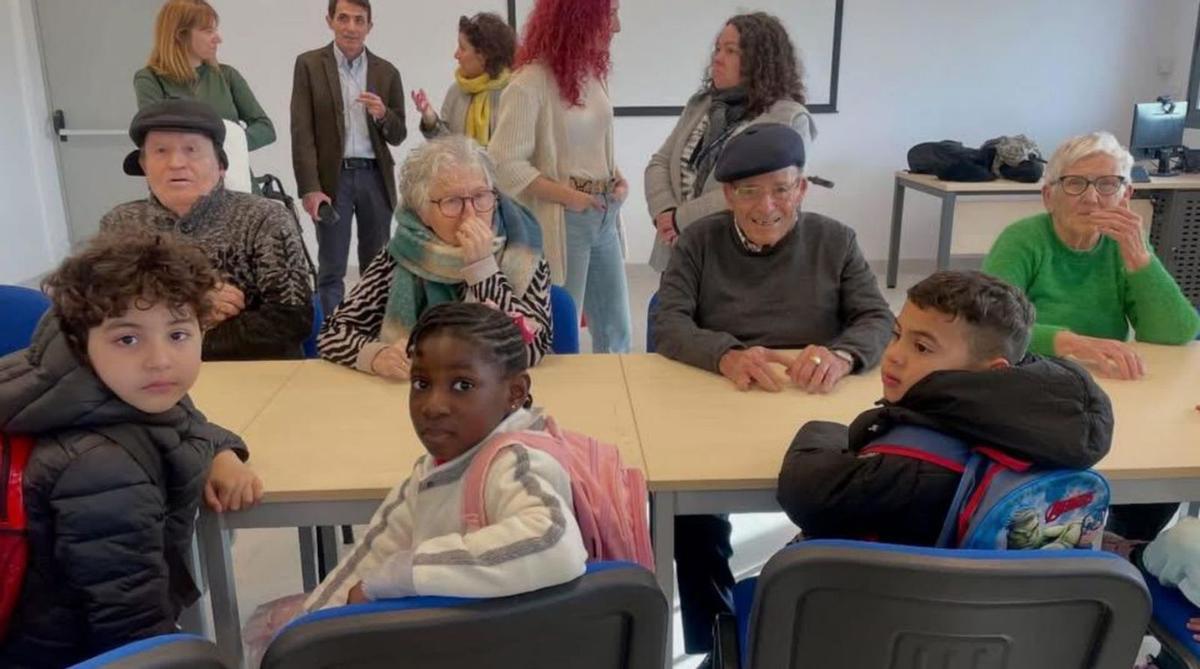 Alumnos del centro con personas mayores del centro de día Universidad de Poncemar.  | L.O.