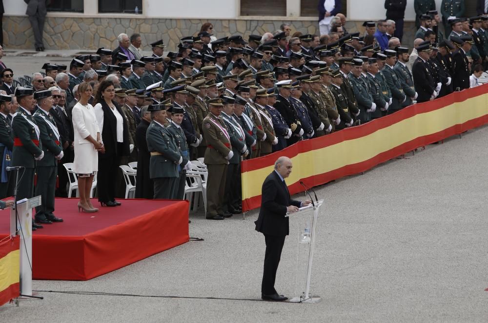 Fernández Díaz asiste a la entrega de la bandera nacional en Acuartelamiento Jaime II