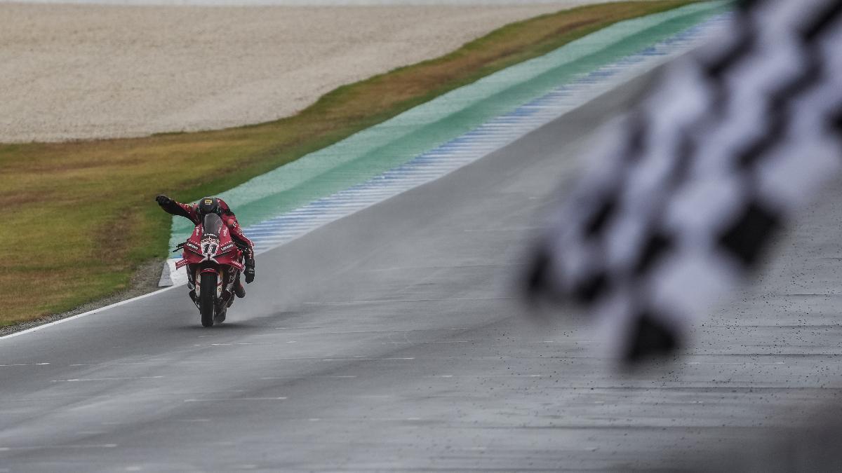 Bulega cruza la meta en la Carrera 2 de Phillip Island