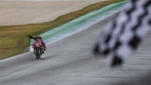 Bulega cruza la meta en la Carrera 2 de Phillip Island