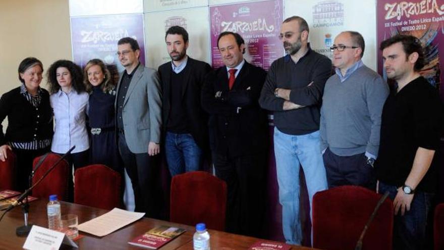 De izquierda a derecha, Izaskun Kintana, Itxaro Mentxaka, Ana Nebot, Javier Franco, Pablo Viar, Jorge Menéndez, Marzio Conti, Mikeldi Atxalandabaso y Alberto Núñez, en la mañana de ayer, en el teatro Campoamor.